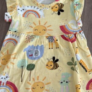 Vestido amarelo arco-íris