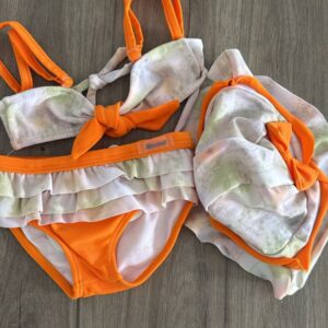 Biquini laranja com chapéu